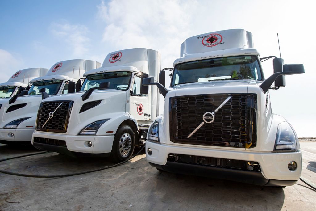 tradelink transport white trucks