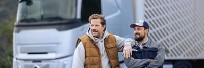  Nákladní automobil Volvo jedoucí na silnici během krásného západu slunce