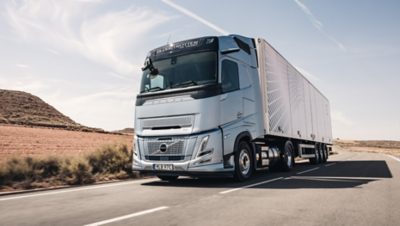 Lkw mit Globetrotter-Fahrerhaus fährt auf einer Straße