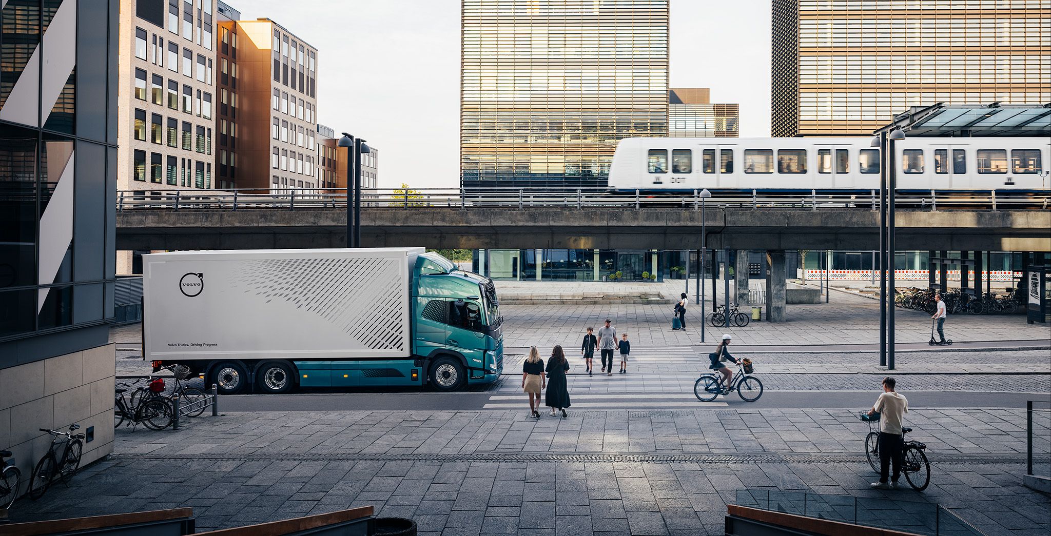 Vrachtwagen die bij een zebrapad staat te wachten tot mensen de straat oversteken