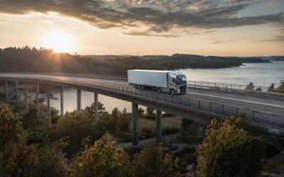 Volvo FH Aero som kör på en bro, sett från sidan