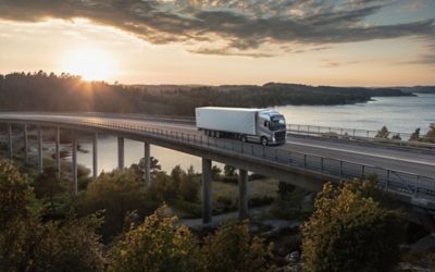 Volvo FH Aero που κινείται σε γέφυρα, πλάγια όψη