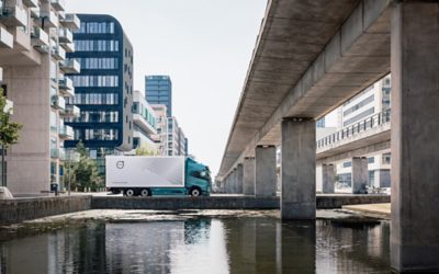 Volvo FM Electric, driving in city