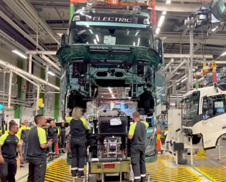 Револуција: Компанијата Volvo Trucks почнува со сериско производство на електрични камиони за тешки товари