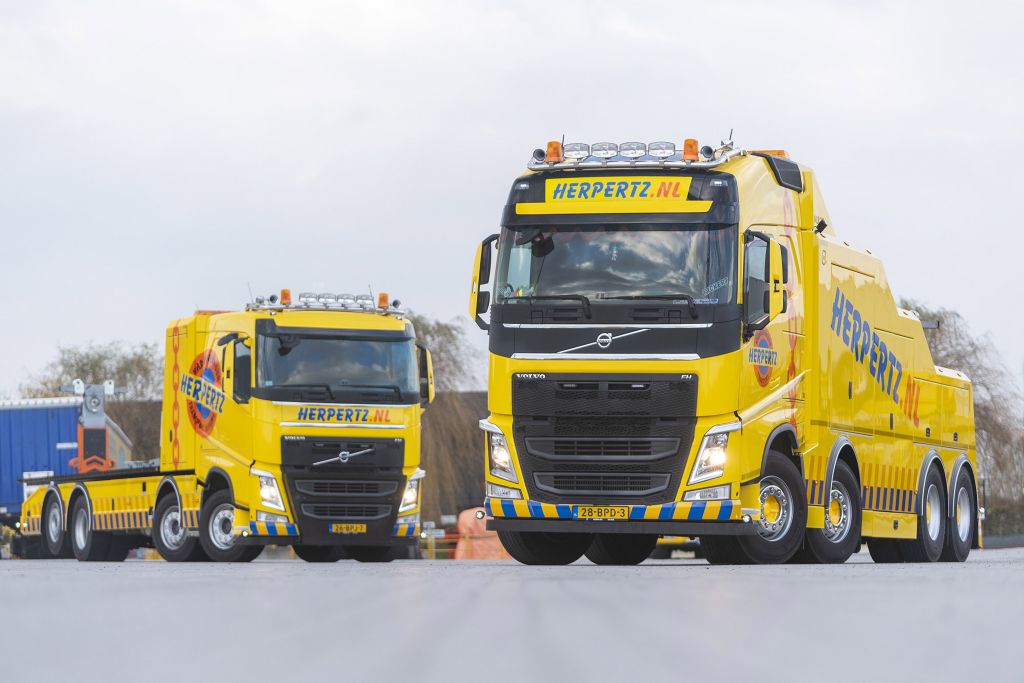 Twee Volvo FH-bergingstrucks voor Herpertz 