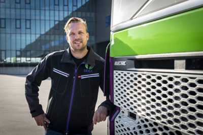 Bart Willems, Manager Supply Chain bij Udea in Veghel, voor een Volvo FH Electric