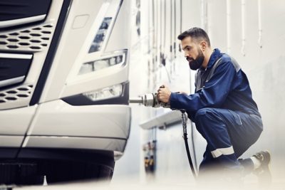 Mecânico a trabalhar com roda de camião