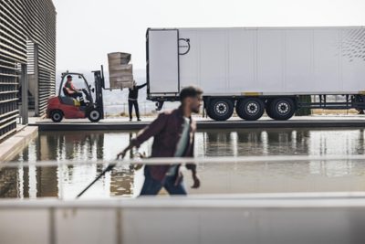 Un Volvo FH en train de rouler sur la route