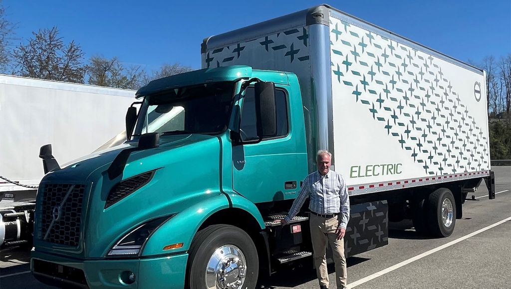 U.S. Sen. Tim Kaine Visits Volvo Trucks New River Valley Facility in Dublin, Virginia