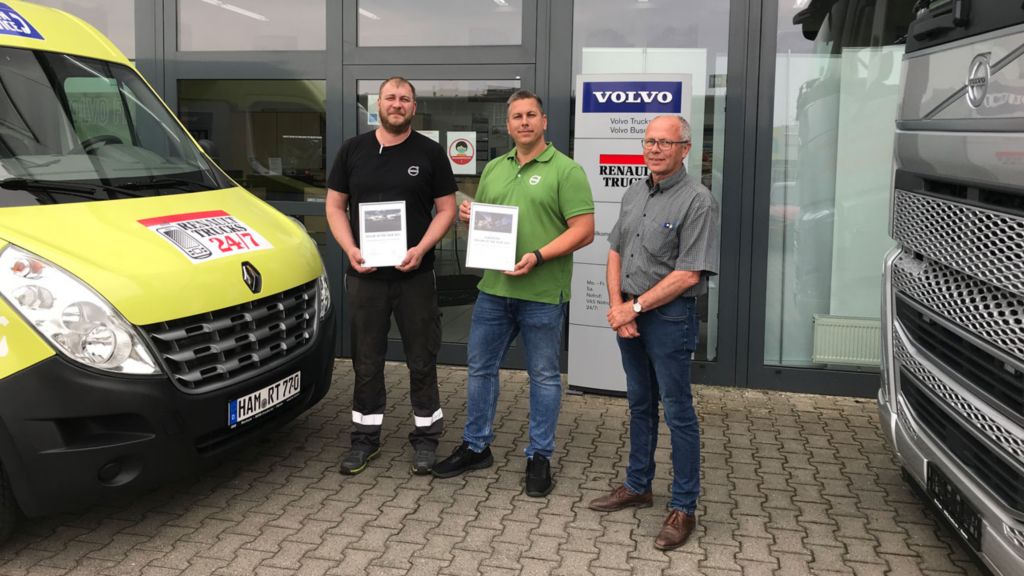 Nehmen stolz den Preis entgegen: v.l. Alexander Baule, Notdienstmechaniker. Tino Stockhoff, Betriebsleiter. Paul Horstmann, Geschäftsführer, NVG Nutzfahrzeugvertriebs GmbH
