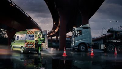 Technik služby Volvo Action Service parkujúci pod mostom vedľa nákladného auta