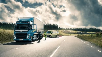 Механик на Volvo Action Service маха за довиждане на водач на камион край пътя