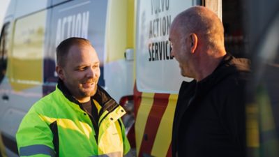 Ein Techniker des Volvo Action Service auf dem Weg zu seinem Fahrzeug