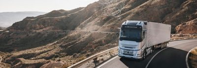 Грузовик Volvo с онлайн-подключением проезжает по мосту