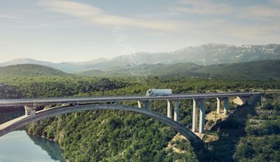 Een Volvo-truck met een online verbinding rijdt op een afgelegen locatie over een brug