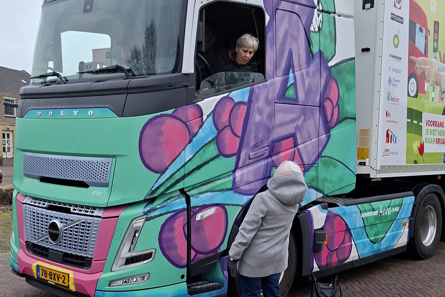 Veilig op Weg geeft dode hoek lessen aan senioren om hen te wijzen op de gevaren rondom grote voertuigen, zoals vrachtwagens.