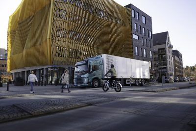 Vrachtwagen in de stad bij een zebrapad