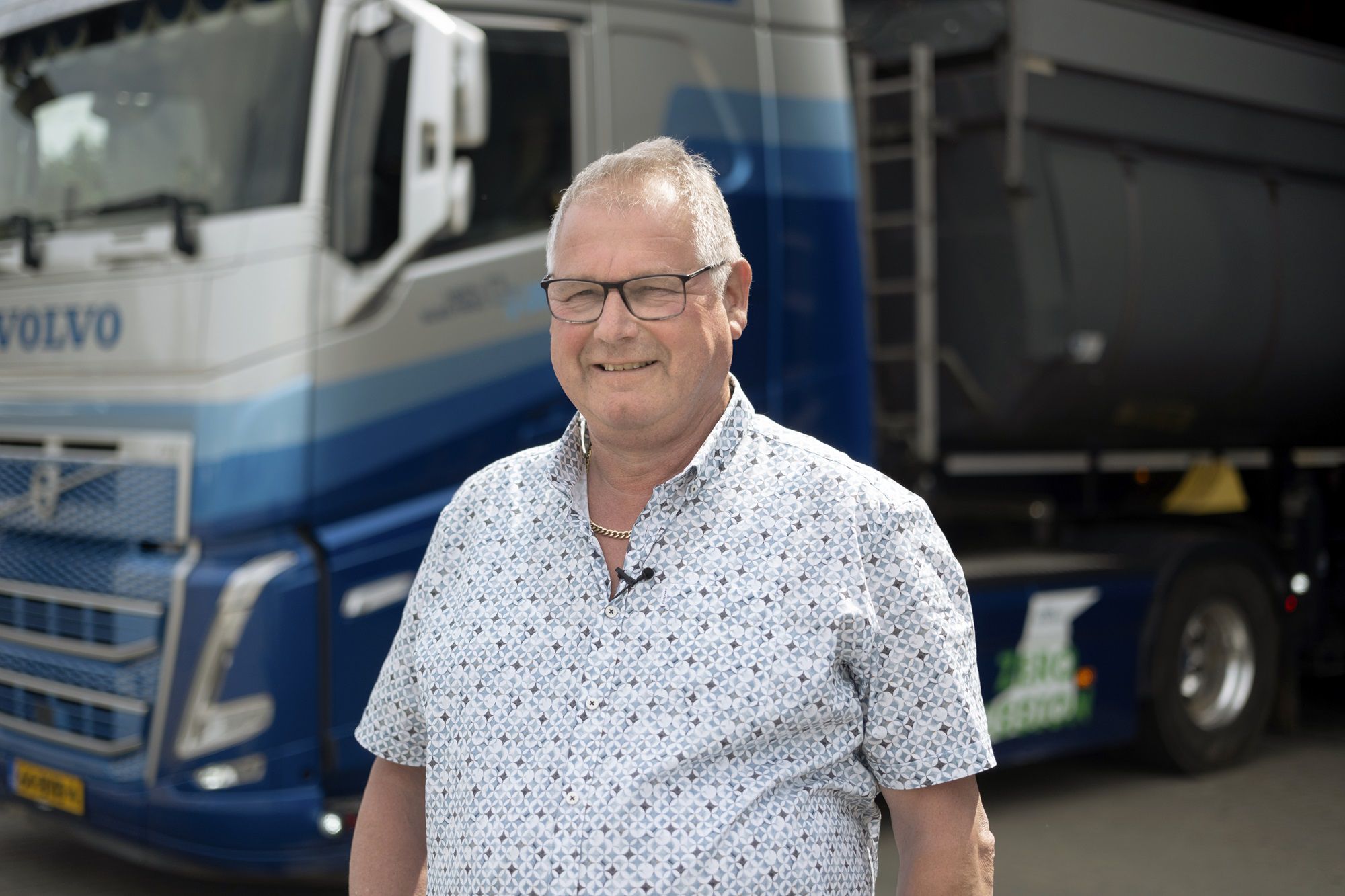 Transportbedrijf Jan Bakker uit Oldebroek is actief in de bouw en agrarische sector en zet elektrische vrachtwagens in, op weg naar een duurzame toekomst