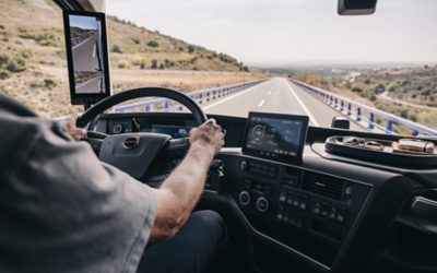 Pohled na příď kabiny nákladního automobilu Volvo při jízdě na silnici