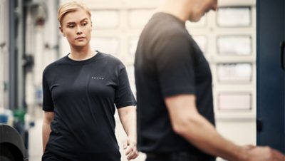 Vrouwelijke monteur met mannelijke collega op de voorgrond