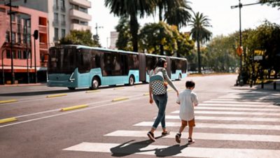 Un autobús BRT biarticulado Volvo 7800 Eléctrico en funcionamiento en medio del tráfico de la ciudad