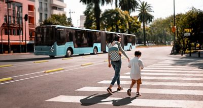 Un autobús BRT biarticulado Volvo 7800 Eléctrico en funcionamiento en medio del tráfico de la ciudad