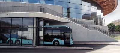 Un Volvo 8900 Electric in partenza da una fermata dell'autobus al coperto