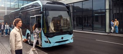 Passasjerer som går om bord på en Volvo 8900 Electric-buss