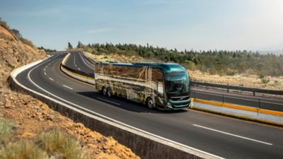 Front right view of a Volvo 9800 driving through a curve on the motorway.