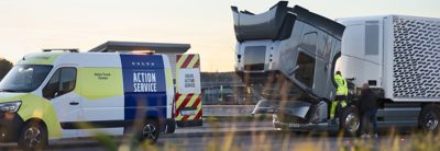 Pracovníci Volvo Action Service vykonávající asistenční službu u vozidla Volvo FH