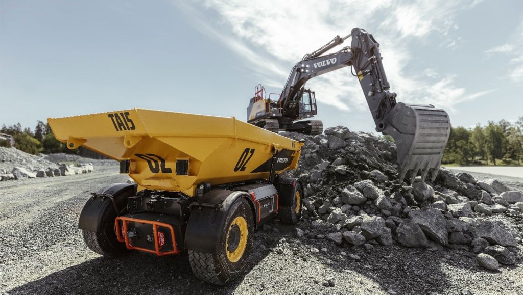 Autonomous and electric TA15 haulers in a quarry with a Volvo excavator