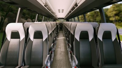 Vue intérieure du Volvo BZR Electric – CD, montrant la première rangée de sièges passagers et l'allée.