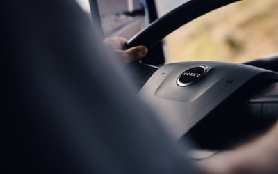 Grande plano da grade de um caminhão Volvo