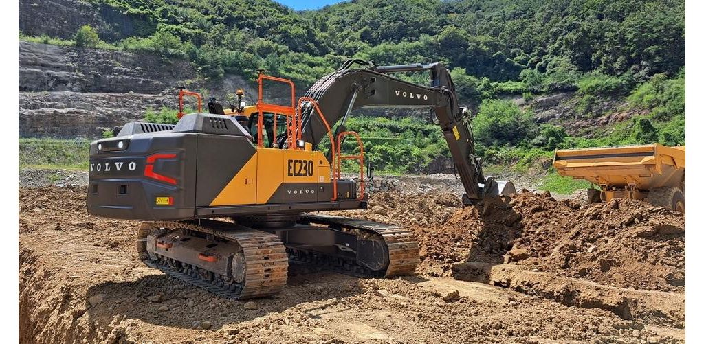 volvo-ec230-crawler-excavator