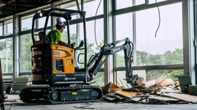 Elektrischer Volvo ECR18 Kompaktbagger von Robert Aebi im Innenabbruch eines Gebäudes in Erlangen.