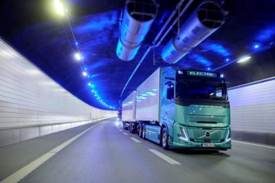 Volvo launches an electric truck that can handle a total weight of up to 80 tonnes – a new benchmark for heavy electric truck transport.