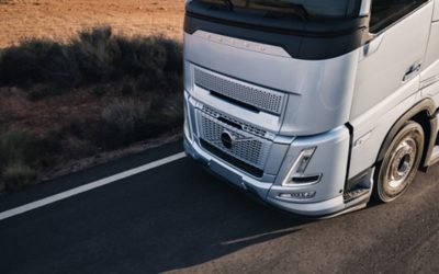 Gros plan du Volvo FH Aero roulant sur une route