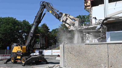Elektrischer Volvo EW240 Mobilbagger von Metzner Recycling beim Abbruch eines Gebäudes auf der emissionsfreien Baustelle in Erlangen.