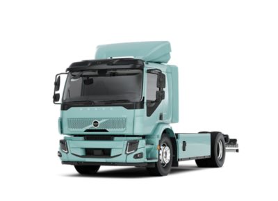 Widok studyjny z przodu i z boku jasnoturkusowego samochodu ciężarowego Volvo FE.