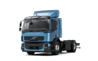 Studijski prednji pogled na plavi kamion Volvo FE CNG.