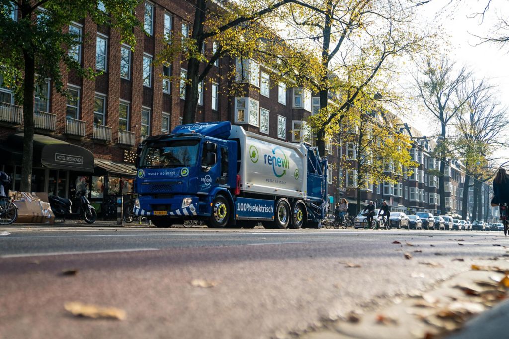 Eerste in serie geproduceerde zware elektrische truck rijdt in Amsterdam voor Renewi