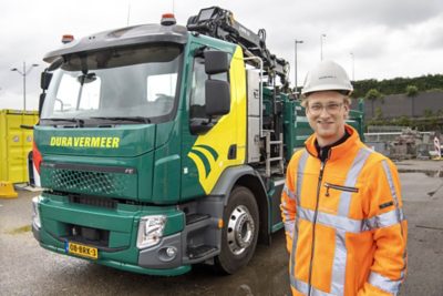 Vakmedianet Foto-opdracht 7895
t.b.v. Bouwmachines
Foto: Vrijbloed heeft een nieuwe,elektrische vrachtauto van Volvo.
Chauffeur Tom Zoomer rijdt voor Dura Vermeer.
Archief nummer CSF210081