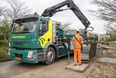 Vakmedianet Foto-opdracht 7895
t.b.v. Bouwmachines
Foto: Vrijbloed heeft een nieuwe,elektrische vrachtauto van Volvo.
Chauffeur Tom Zoomer rijdt voor Dura Vermeer.
Archief nummer CSF210081