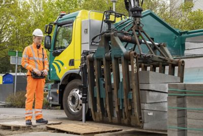 Vakmedianet Foto-opdracht 7895
t.b.v. Bouwmachines
Foto: Vrijbloed heeft een nieuwe,elektrische vrachtauto van Volvo.
Chauffeur Tom Zoomer rijdt voor Dura Vermeer.
Archief nummer CSF210081