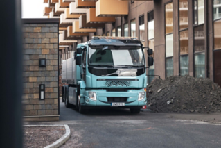 Durch das Außendesign des Fahrerhauses passt der Volvo FE perfekt in das Straßenbild.