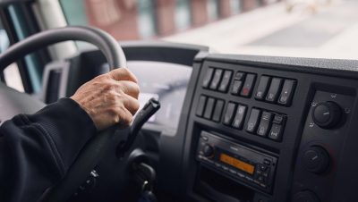 Volvo FE kravas automašīnā viss, kas nepieciešams darba veikšanai, ir viegli pieejams.