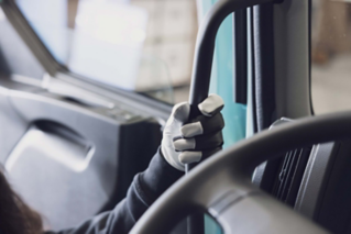 V interiéru vozidla Volvo FE bude váš pracovní den snadný, produktivní a bezpečný.