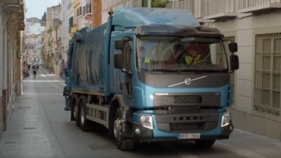Le Volvo FE se faufile sans problème dans les rues étroites de la ville