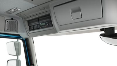 Volvo FE má dvě úložné jednotky nad čelním sklem.