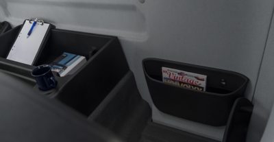 Espaces de rangement généreux dans la cabine du Volvo FE